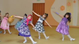 Девочки в детском саду танцуют танец