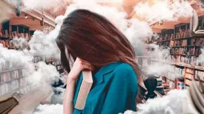 Девушка с книгой в библиотеке