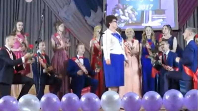 Кадр из видео с переделанной песней «Ах, какая женщина» (группа «Фристайл») классному руководителю на выпускном