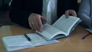 Кадр из видео с переделанной песней «Выпускной (Медлячок)» (Баста) на выпускном в школе от родителей