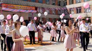 Кадр из видео с исполнением финальной  песни «Мы видим грусть у вас в глазах» (группа «Непоседы») на последнем звонке