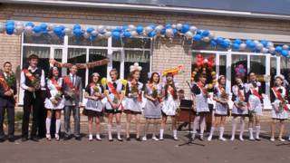 Кадр из видео с переделанной песней «Аллилуйя (Hallelujah)»  на последнем звонке в школе родителям