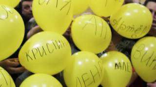Кадр из видео с переделанной песней «Sunny (Солнце)» (группа «Boney M» (Бони Эм)) на последнем звонке в школе от родителей