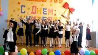 Кадр из видео с исполнением финальной песни «Лучшая из школ» (Сергей Данилов) на День учителя