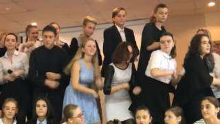 Кадр из видео с исполнением финальной песни-переделки «Между нами любовь» («SEREBRO») на День учителя