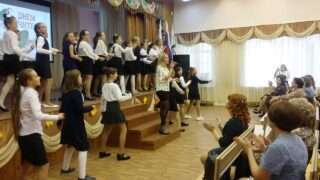 Кадр из видео с исполнением финальной песни-переделки «Мы желаем счастья вам» («Цветы») на День учителя