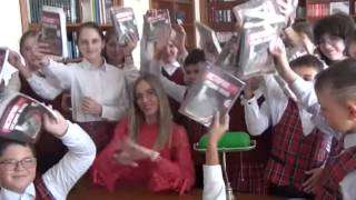 Кадр из видео с исполнением переделанной песни «Круче всех» («Open Kids ft. Quest Pistols Show») на День учителя