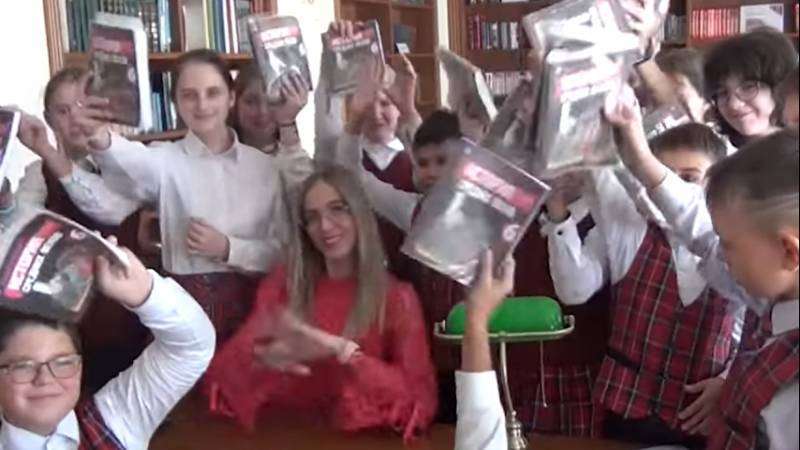 Кадр из видео с исполнением переделанной песни «Круче всех» («Open Kids ft. Quest Pistols Show») на День учителя
