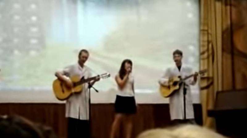 Кадр из видео с исполнением песни-переделки «Песня о друге» (Владимир Высоцкий) на День учителя