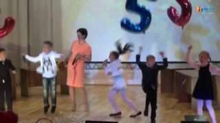 Кадр из видео с исполнением учителем и учениками песни-переделки «Уди Уди» (Потап и Настя) на День учителя