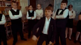 Исполнение песни «Школьный рэп» («Учат в школе») на выпускном в начальной школе