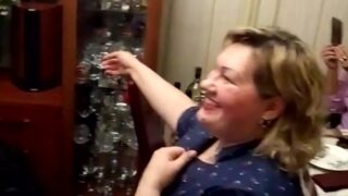 Исполнение друзьями песни-переделки «На белом покрывале января» (Сергей Васюта) на юбилее у подруги