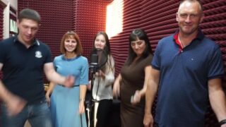 Кадр из видео с исполнением друзьями песни-переделки «Мои ясные дни» (Олег Газманов) на юбилее друга