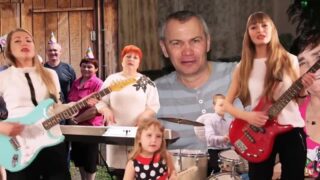 Кадр из видео с исполнением семьёй песни-переделки «Белеет мой парус» (Андрей Миронов) на юбилее у папы, мужа и дедушки