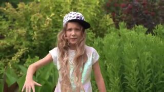 Кадр из видео с исполнением внучкой рэп поздравления на музыку «Going Trrew My Head» на юбилее у бабушки