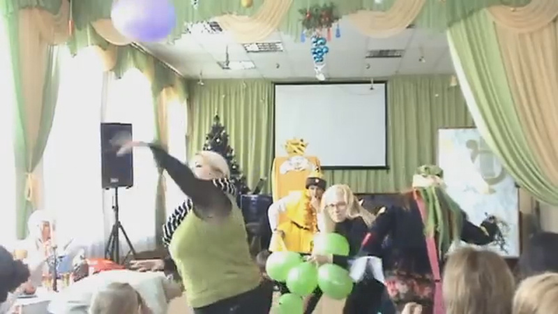 Весёлый конкурс с воздушными шариками для команд «Кто быстрее перебросит все шарики»