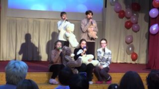Кадр из видео c исполнением школьниками песни «Заплутали мишки» (Алёна Апина) на концерте ко Дню матери