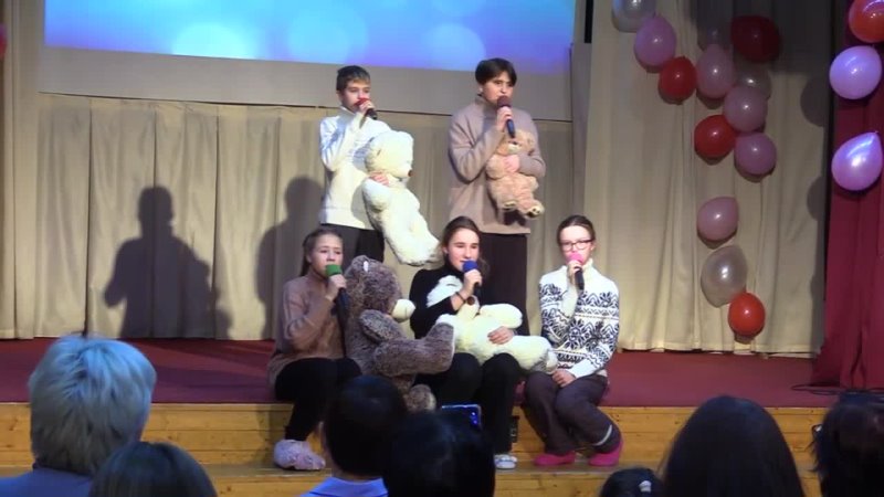 Кадр из видео c исполнением школьниками песни «Заплутали мишки» (Алёна Апина) на концерте ко Дню матери