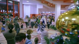 Кадр из видео с исполнением Дедом Морозом песни-переделки «Чак Норрис» на новогоднем мероприятии