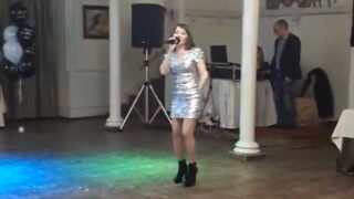 Кадр из видео с исполнением песни-переделки «Твои глаза» (LOBODA) от юбиляра для гостей