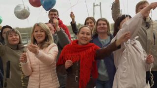 Кадр из видео с исполнением песни-переделки «Папа, мама» («А-Студио») на последнем звонке