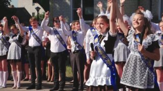 Кадр из видео с исполнением выпускниками песни-переделки «Небо» («Дискотека Авария») на последнем звонке