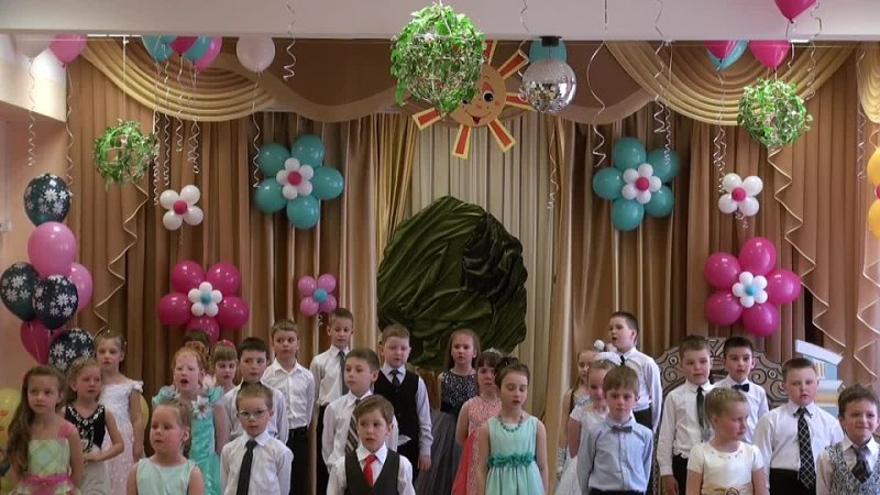 Кадр из видео с исполнением финальной песни-переделки «Снег» (Филипп Киркоров) на выпускном утреннике в детском саду