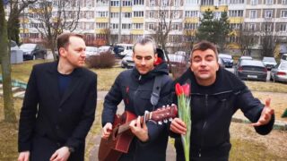 Кадр из видео с исполнением песни-поздравления «Девочки» («Минское море») от пацанов на 8 марта