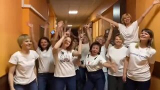 Кадр из видео с исполнением родителями песни-переделки «Спектакль окончен» на последнем звонке в школе