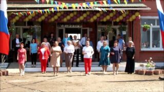 Кадр из видео с исполнением родителями песни-переделки «Знак Водолея» («Винтаж») на последнем звонке