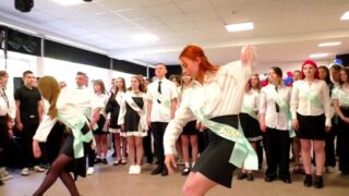 Кадр из видео с исполнением выпускниками песни «Нам по школьной лестнице теперь вместе не пройти...» на последнем звонке