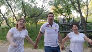 Кадр из видео с исполнением родителями песни-переделки «Ягода малинка» (ХАБИБ) на выпускном в школе