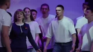 Кадр из видео с исполнением выпускниками песни-переделки «Зараза» классному руководителю на последнем звонке