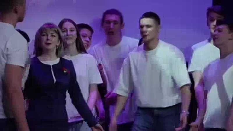 Кадр из видео с исполнением выпускниками песни-переделки «Зараза» классному руководителю на последнем звонке