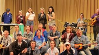Кадр из видео с исполнением родителями песни-переделки «Атас» на выпускном в 11 классе