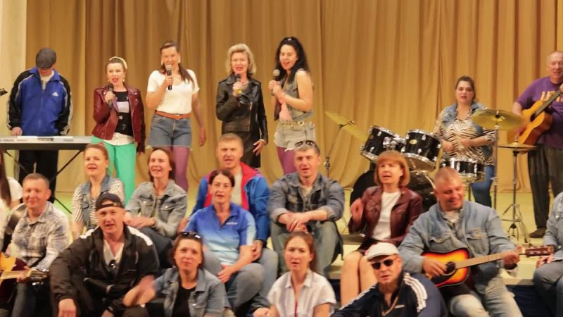 Кадр из видео с исполнением родителями песни-переделки «Атас» на выпускном в 11 классе