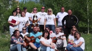 Кадр из видео с исполнением родителями песни-переделки «Детство» (Чайный) на выпускном в 11 классе
