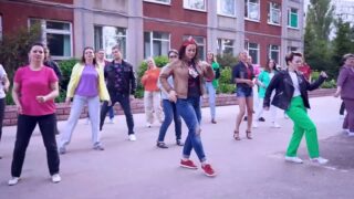 Кадр из видео с исполнением родителями песни-переделки «До скорой встречи» на выпускном в школе