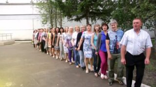 Кадр из видео с исполнением родителями песни-переделки «Группа крови» на выпускном в 11 классе