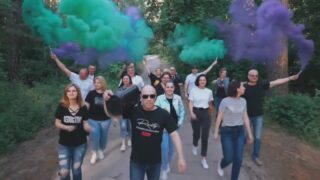 Кадр из видео с исполнением родителями песни-переделки «Остаться с тобой» на выпускном в школе