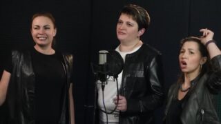 Кадр из видео с исполнением родителями песни-переделки «Пока мы молоды» на выпускном