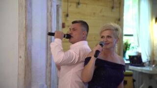 Кадр из видео с исполнением родителями песни-переделки «СМС» на свадьбе