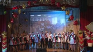 Кадр из видео с исполнением выпускниками финальной песни-переделки «Дождись» на последнем звонке