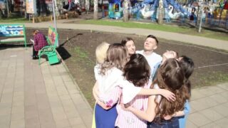 Кадр из видео с исполнением выпускниками песни-переделки «Лететь» на последнем звонке