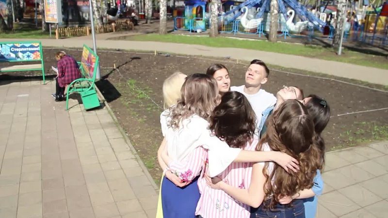 Кадр из видео с исполнением выпускниками песни-переделки «Лететь» на последнем звонке