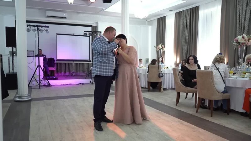 Кадр из видео с исполнением родителями песни-переделки «Мы вдвоём» (Ирина Аллегрова) на свадьбе дочери