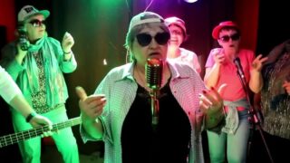 Кадр из видео с песней-переделкой «Федерико Феллини» (Galibri & Mavik) на выпускной в школе от учителей