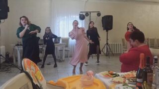 Кадр из видео с исполнением дочками песни-переделки «Наколочки» на юбилее у мамы