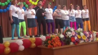 Кадр из видео с исполнением родителями песни-переделки «In the Army Now» на последнем звонке