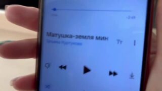 Кадр из видео с исполнением родителями песни-переделки «Матушка» на последнем звонке